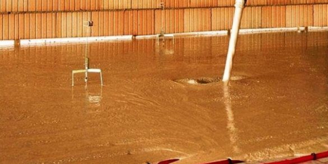 Vlastnosti systému podlahového vytápění pomocí kovových desek pro rozvod tepla